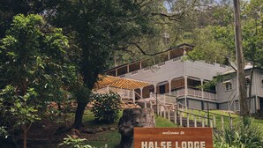 Une pancarte en bois souhaite la bienvenue aux visiteurs de Halse Lodge, qui a été fondée en 1880.