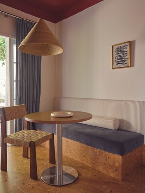 Suite, 1 kingsize-seng | Safe på rommet, blendingsgardiner, lydisolert og wi-fi (inkludert)