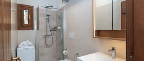 Douche, sèche-cheveux, serviettes fournies