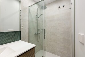 Douche, séchoir à cheveux, serviettes fournies