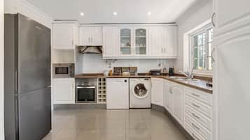 Køleskab, mikrobølgeovn, ovn, kogeplade