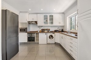 Kylskåp, mikrovågsugn, ugn och spishäll