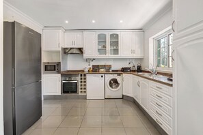 Fridge, microwave, oven, stovetop - Villa 'Vivenda De São Marcos' with Private Pool, Private Terrace and Wi-Fi (Agualva-Cacém)