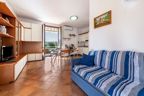 Una televisión, una mesa de tenis de mesa