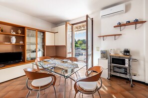 Interior - Apartment 'Oleandri  with Pool' with Shared Pool, Wi-Fi and Air Conditioning (Lido di Manerba)