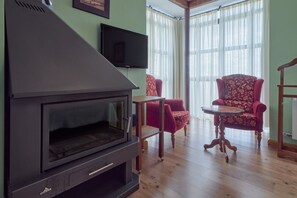 TV, fireplace, DVD player - Country House 'C T R Montealegre' with Mountain View, Private Garden and Wi-Fi (Montealegre)