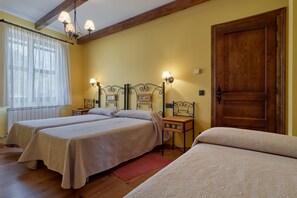 9 bedrooms, free WiFi, bed sheets - Country House 'C T R Montealegre' with Mountain View, Private Garden and Wi-Fi (Montealegre)