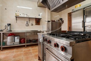 Fridge, microwave, oven, stovetop - Country House 'C T R Montealegre' with Mountain View, Private Garden and Wi-Fi (Montealegre)