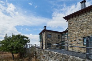 Exterior - Country House 'C T R Montealegre' with Mountain View, Private Garden and Wi-Fi (Montealegre)