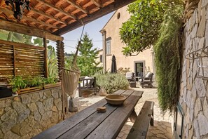 Outdoor dining - Studio Apartment 'Villa Cangiani - La Lavanda' with Mountain View and Wi-Fi (Massa Lubrense)