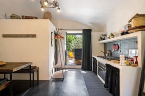 Fridge, oven, stovetop, electric kettle