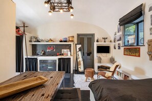 Fridge, oven, stovetop, electric kettle