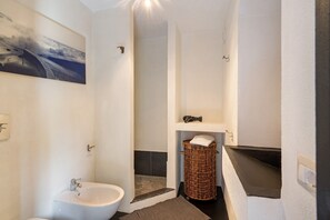Shower, hair dryer, towels - Studio Apartment 'Il Vecchio Forno' with Mountain View, Private Terrace and Wi-Fi (Massa Lubrense)
