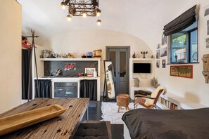 Een koelkast, een oven, een kookplaat, een waterkoker