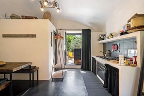 Frigorifero, forno, piano cottura, bollitore elettrico