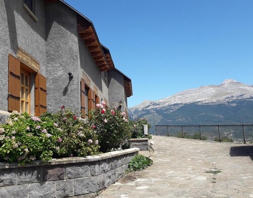 Holiday Home 'La Casa De Luis' with Mountain Views, Private Terrace and Wi-Fi