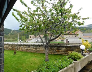 Property grounds - Holiday Home 'La Casa De Luis' with Mountain View, Private Terrace and Wi-Fi (Castiello De Jaca)