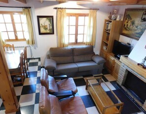 TV - Holiday Home 'La Casa De Luis' with Mountain View, Private Terrace and Wi-Fi (Castiello De Jaca)