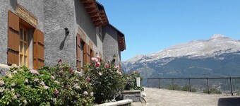 Holiday Home 'La Casa De Luis' with Mountain View, Private Terrace and Wi-Fi