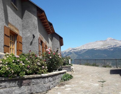 Casa de vacaciones 'La Casa De Luis' con vistas a la montaña, terraza privada y Wi-Fi