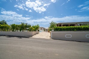 Property grounds - Apartment 'Standard Studio Downstairs 1' with Shared Pool, Wi-Fi and Air Conditioning (arillas kerkyra)