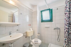 Douche, sèche-cheveux, serviettes fournies