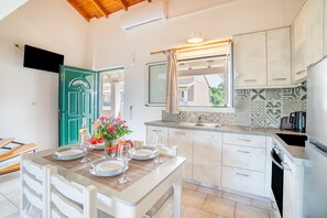 Fridge, oven, stovetop, electric kettle - Studio Apartment 'Premier Family 5' with Shared Pool, Wi-Fi and Air Conditioning (arillas kerkyra)