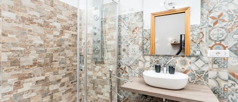 Douche, sĂšche-cheveux, serviettes fournies