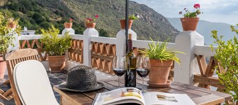 Studio Apartment 'Casa Belmonte' with Sea View, Private Terrace and Wi-Fi