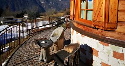 Chalet 'Baita Alabama' with Mountain View, Private Terrace and Wi-Fi