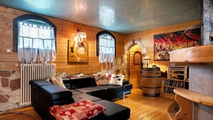 A cozy log cabin interior with a sofa, fireplace, and rustic decor. - Chalet 'Baita  Alabama' with Mountain View, Private Terrace and Wi-Fi (Arsiè)