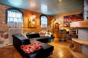 Televisión y chimenea 