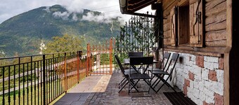 Chalet 'Baita  Alabama' with Mountain View, Private Terrace and Wi-Fi
