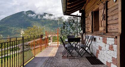 Chalet 'Baita Alabama' with Mountain View, Private Terrace and Wi-Fi