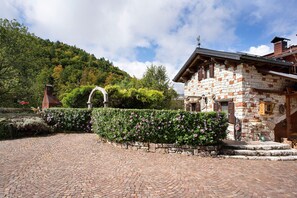 Property grounds - Room 'Camera Rotonda' with Mountain View, Balcony and Wi-Fi (Arsiè)
