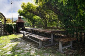 Outdoor dining - Apartment 'Original' with Mountain View, Private Garden and Wi-Fi (Arsiè)