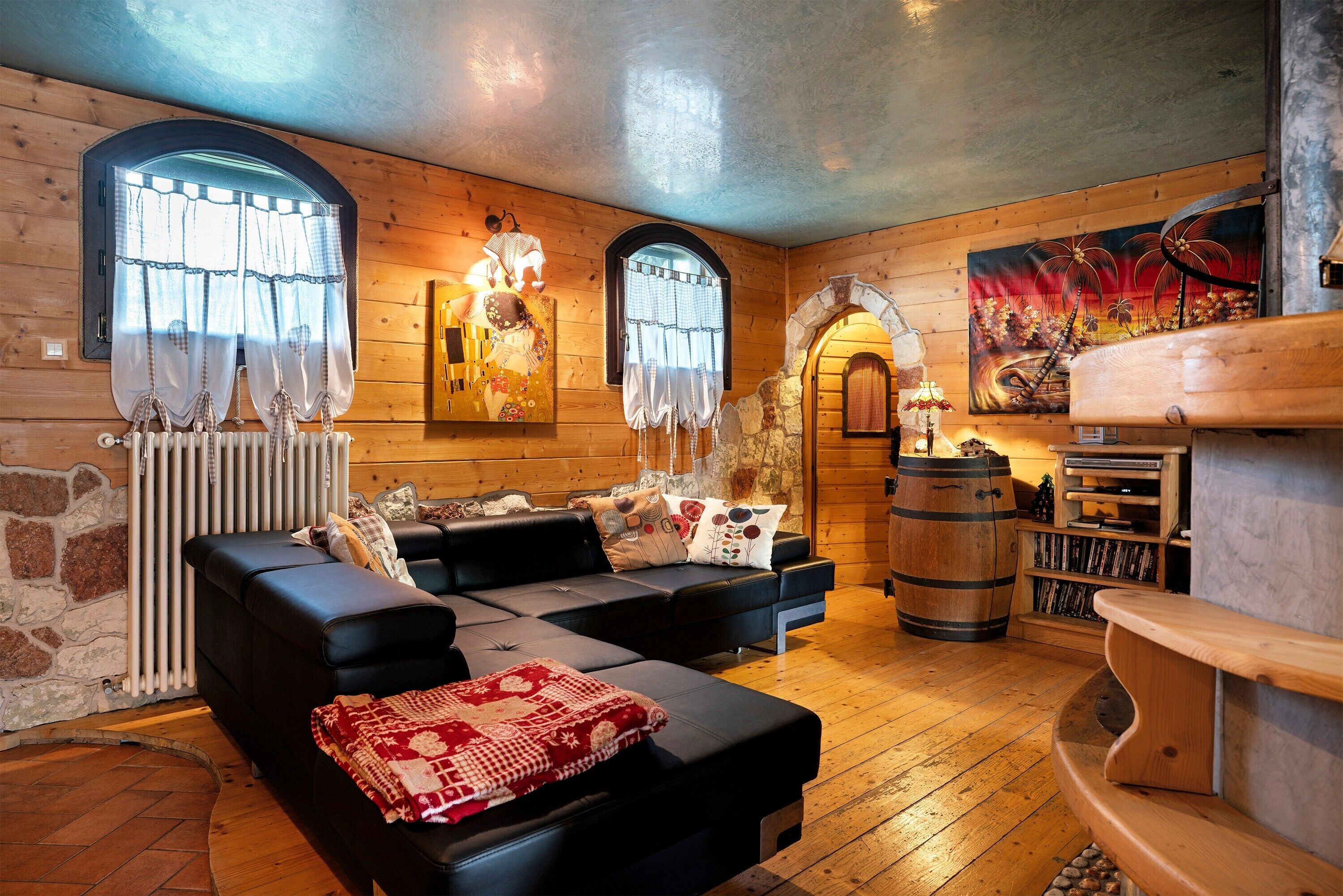 Een televisie en een open haard