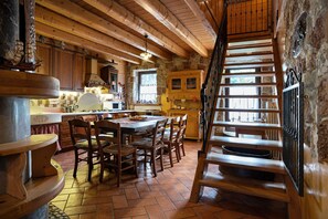 Dining - Apartment 'Original' with Mountain View, Private Garden and Wi-Fi (Arsiè)