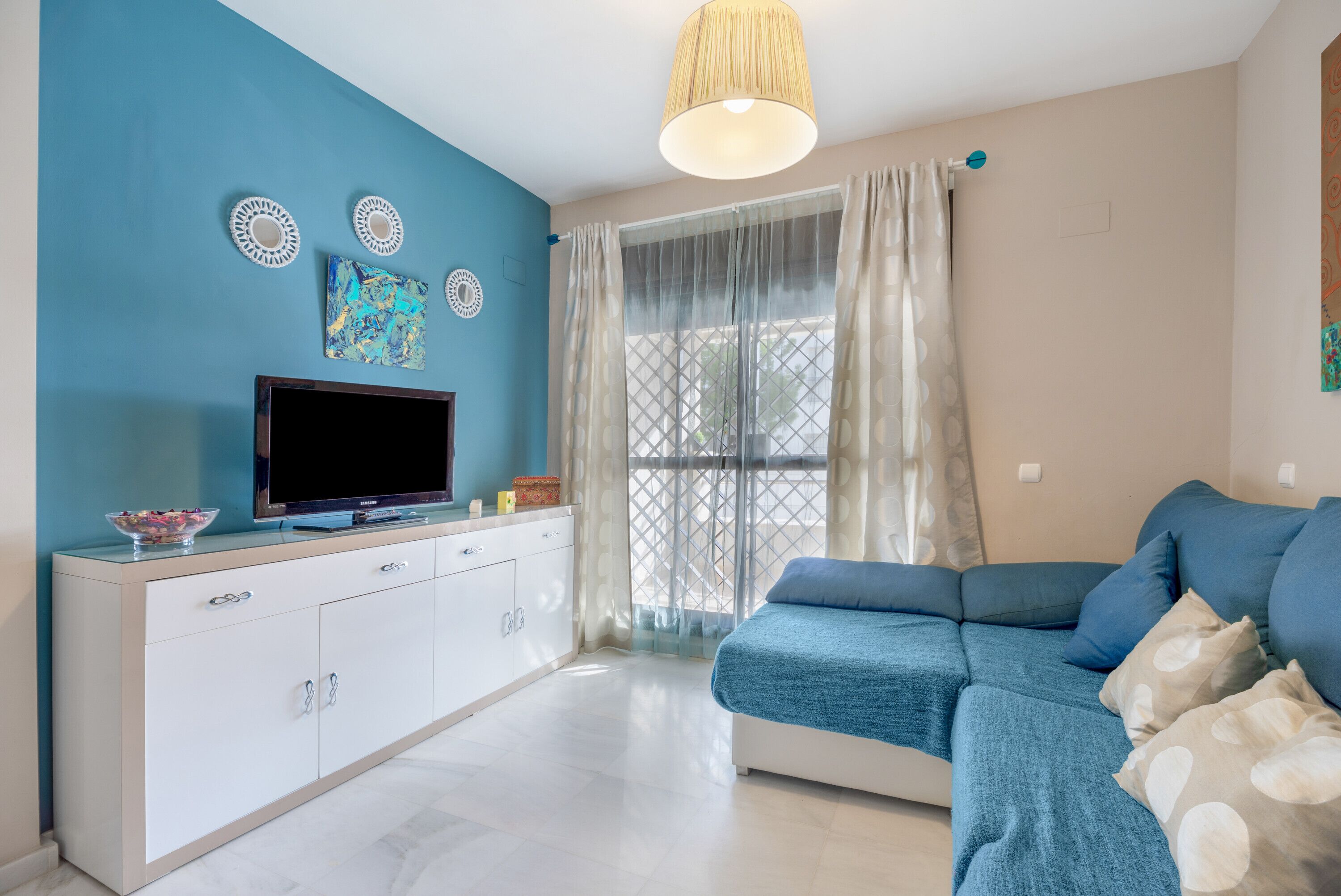 TV, mesa de pingue-pongue