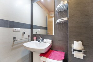 Een douche, een haardroger, handdoeken