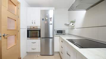 Frigorífico, microondas, horno y placa de cocina