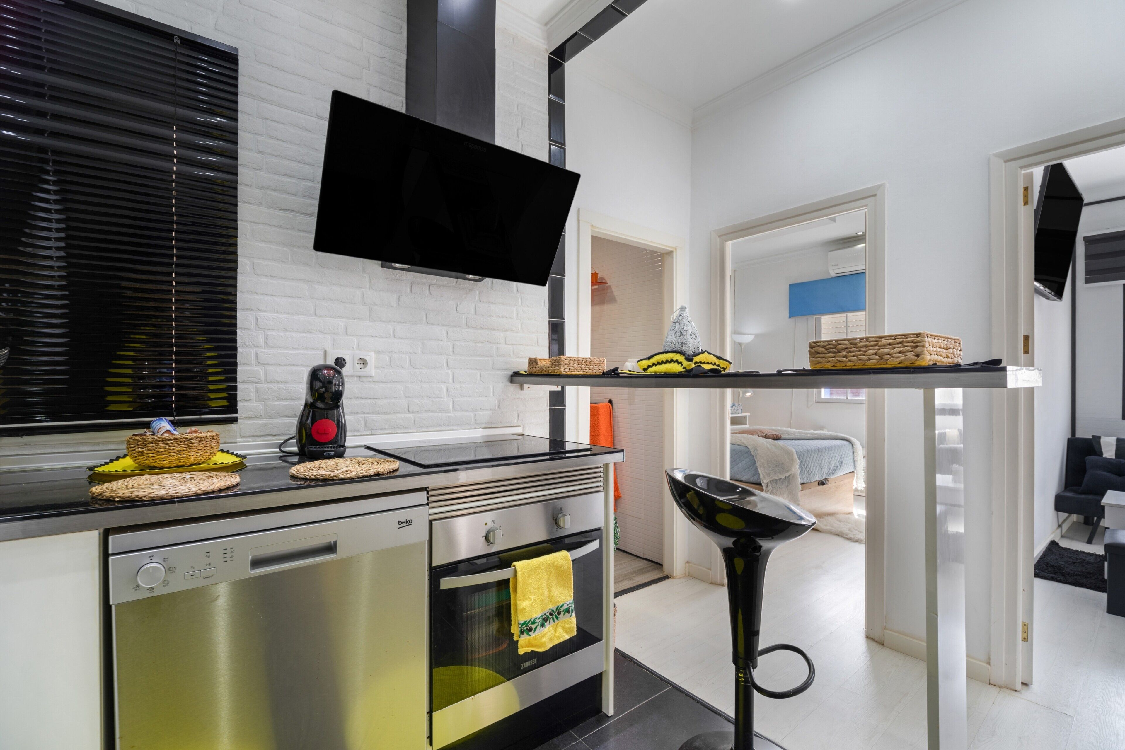 Jääkaappi, mikroaaltouuni, uuni, liesi