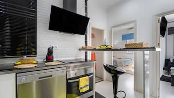 Jääkaappi, mikroaaltouuni, uuni, liesi