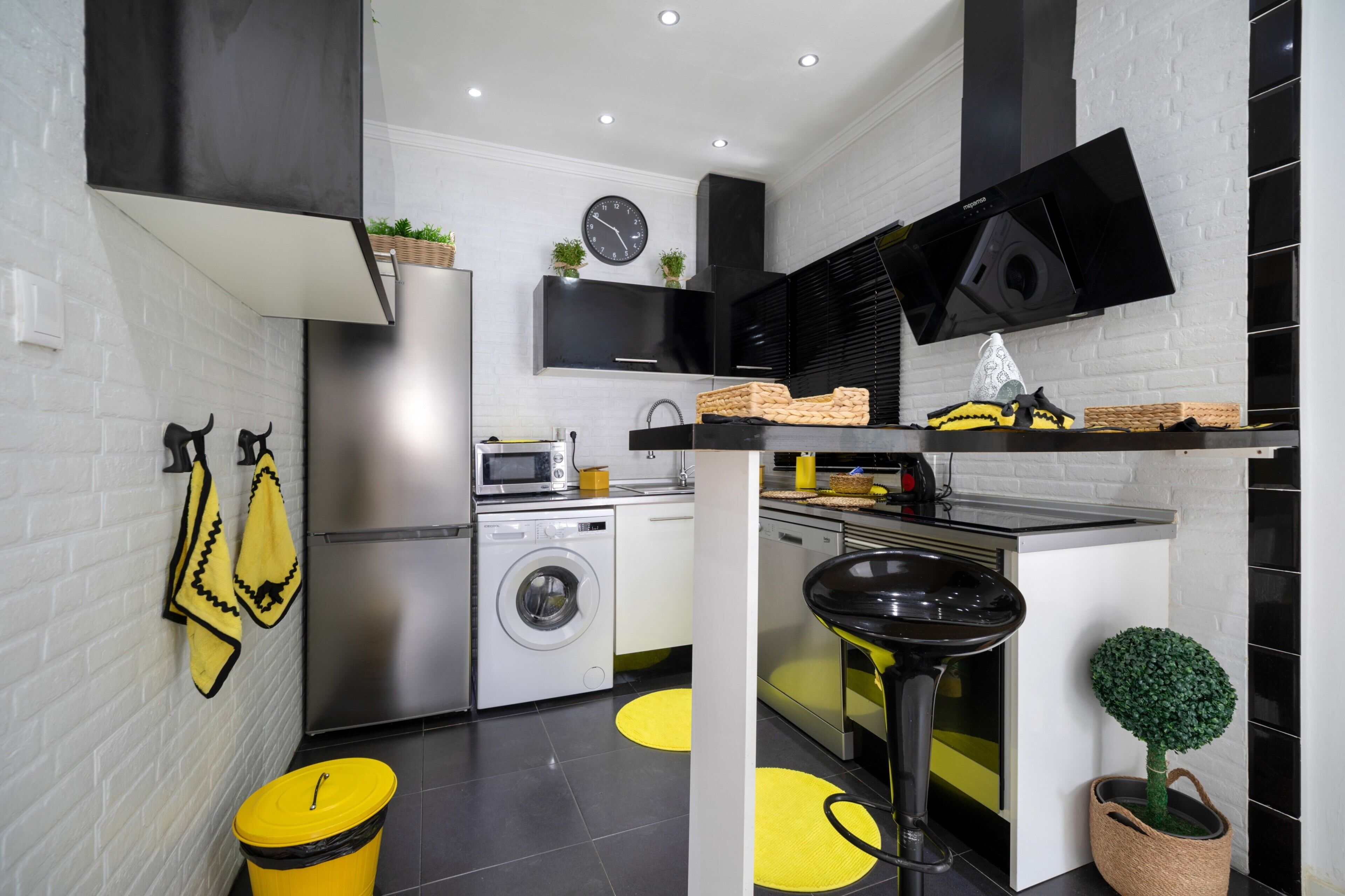 Jääkaappi, mikroaaltouuni, uuni, liesi