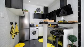 Jääkaappi, mikroaaltouuni, uuni, liesi