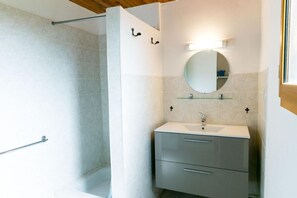 Shower - Cottage 'Gite Saint Guiral' with Mountain View, Private Terrace and Private Garden (Dourbies)