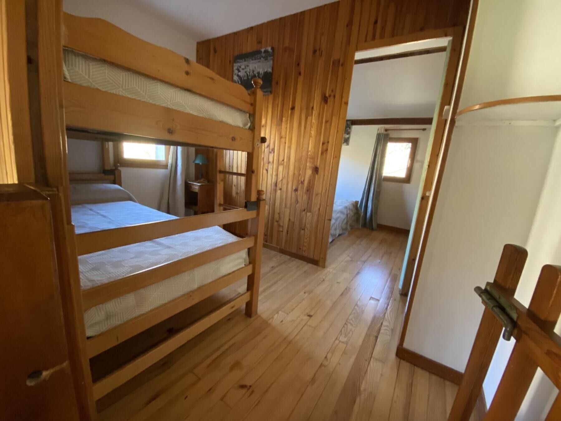 3 habitaciones y tabla de planchar con plancha 