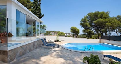 Villa 'Ethel' with Mountain View, Wi-Fi and Air Conditioning