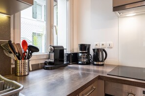 Frigorifero, microonde, forno, piano cottura