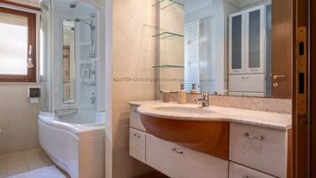 Shower, hair dryer, towels